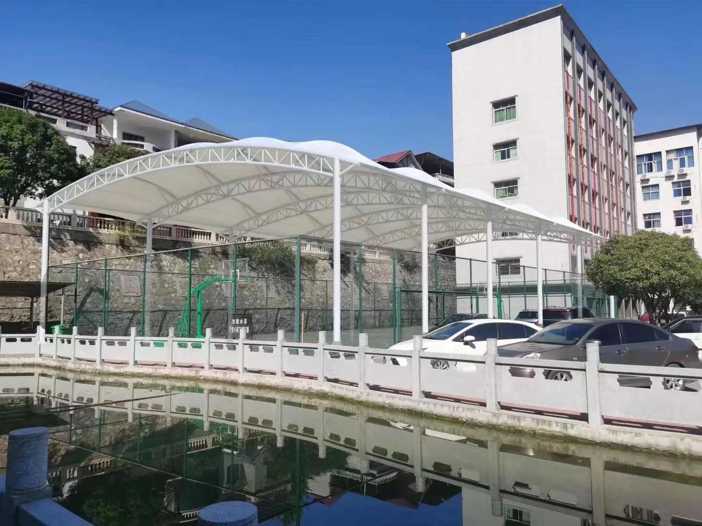 贵州思南园区停车棚总在漏水生锈？源头膜结构厂家：按本地气候选材，避开三大坑